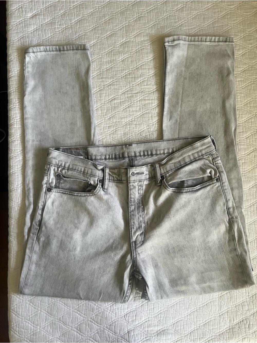CLASSIC PREPPY Levi's Light Gray Jeans with Tan Leather Patch